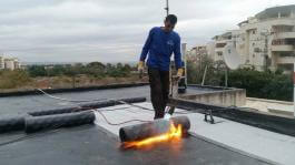 איטום גג בניין בהוד השרון באמצעות יריעות ביטומניות תיקניות - חברת "כתר איטום וזיפות גגות"